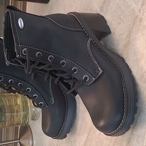 Sketchers chunky lug sole boot size 8